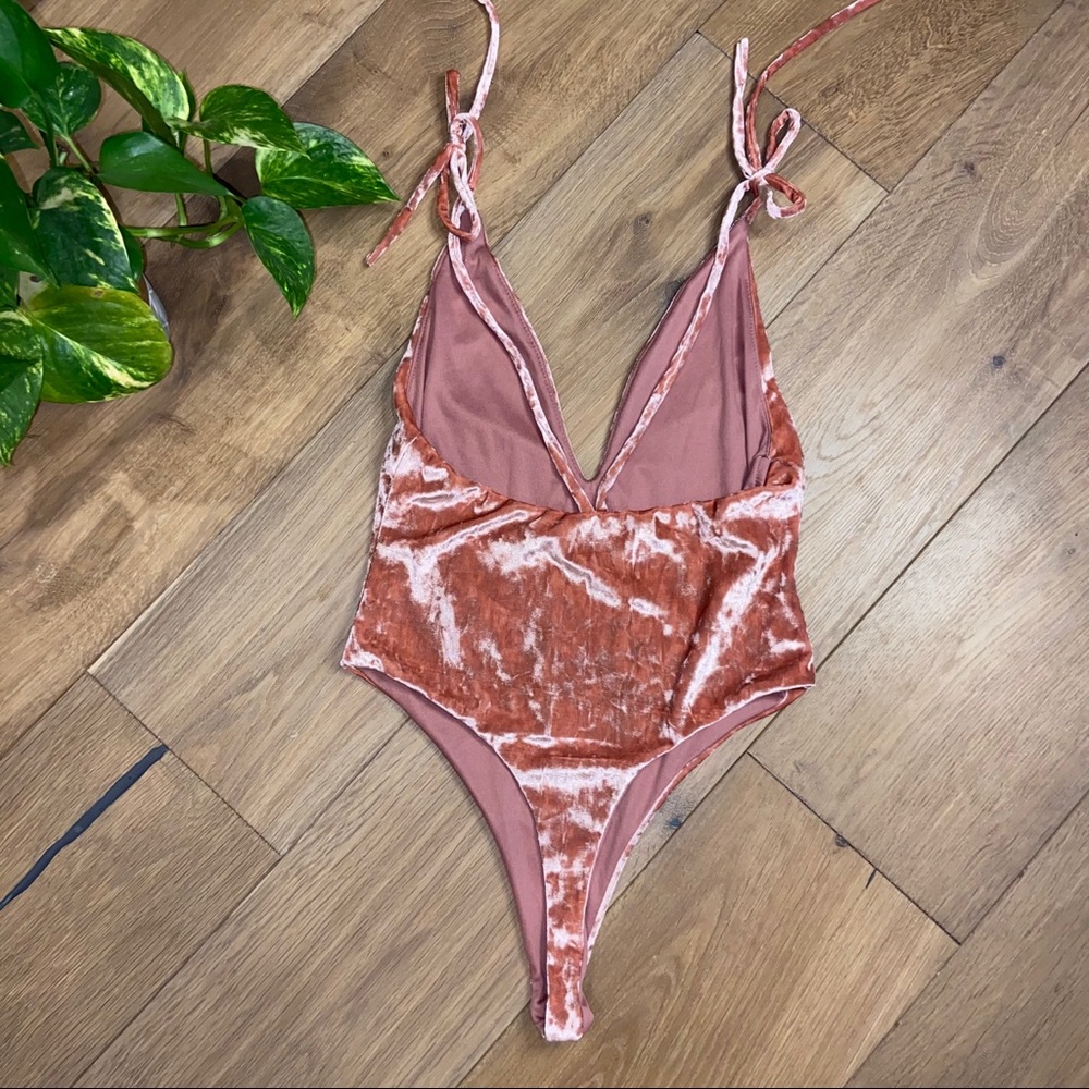 Crushed Velvet look deep V bodysuit Medium - Picture 2 of 5